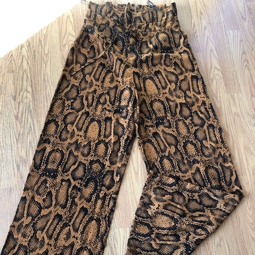 Fashion nova pants high waisted never worn